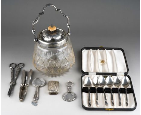 A set of six cased Modern silver teaspoons, by Viner`s of Sheffield, 1958, approx 101.1 grams together with a quantity of sil