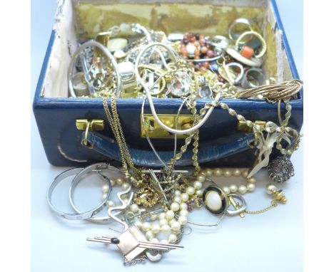 A small lady's travelling vanity case, containing costume jewellery