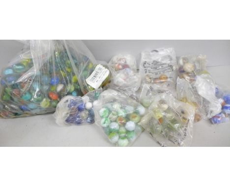 Assorted marbles, including 1950's and later