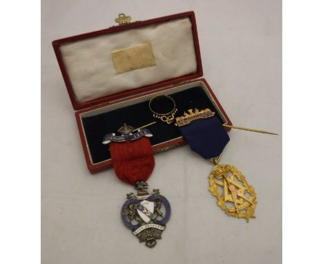 A 9-carat gold masonic jewel inscribed verso "M E Comp Edward Petfield T.I.M of 280CC on his retirement from office Woodside 