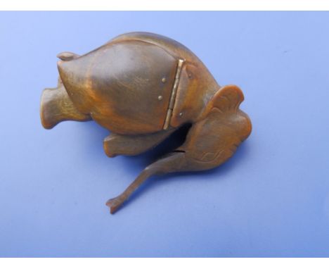 A carved horn elephant snuff box,  3".