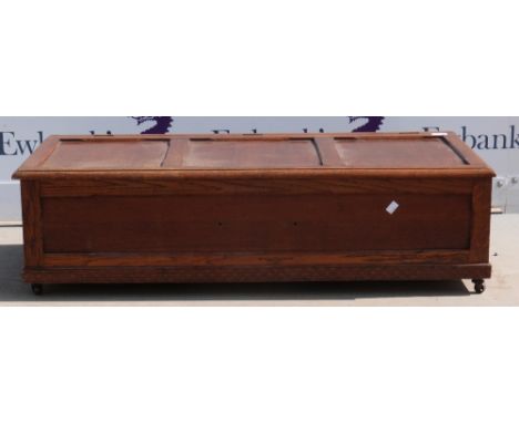Oak coffer and an oak trunk 