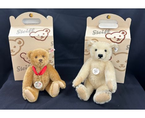 2 Boxed Steiff bears includes Steiff 1922 replica and 01974 