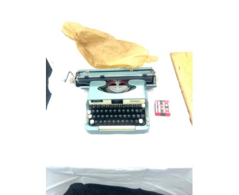 Vintage cased imperial type writer 