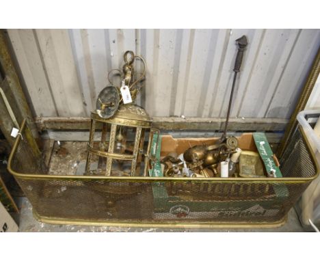 An early 20th c brass and mesh spark guard, 38cm h; 108cm x 27cm, hanging brass lantern and miscellaneous other metalware, et