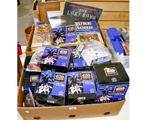 Miscellaneous Star Wars memorabilia and merchandise,&nbsp;including figural mugs, keyrings in original packaging and vintage 