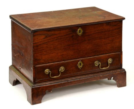 A Welsh oak coffr bach, 18th/early 19th c, 37cm h; 31cm x 49cm  Lock and handles old replacements, some old heavy scratches a