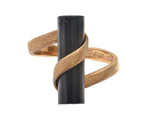 A black onyx rod ring,&nbsp; in 18ct gold, maker DMM, London 1979, 5.7g, size I  Good quality and good condition