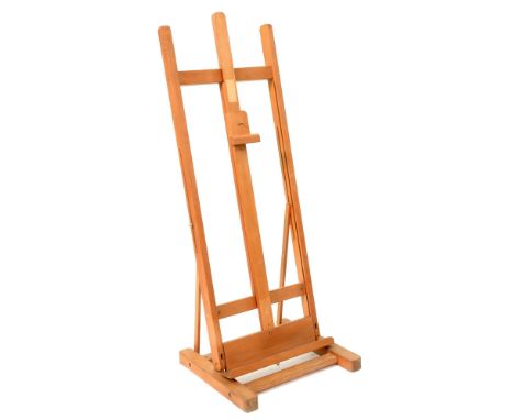 A light wood artist's easel, 140cm h unextended  