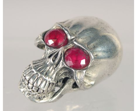A SILVER PLATED SKULL SNUFF BOX. 1.75ins