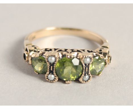 A GOOD 9CT GOLD PERIDOT AND PEARL RING.