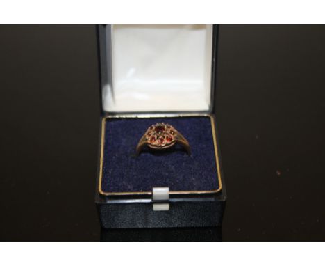 A VINTAGE 9CT GOLD AND GARNET DRESS RING 