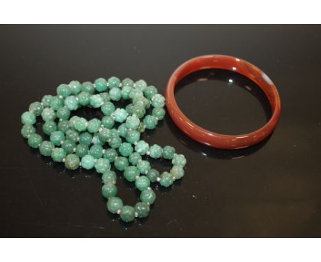 A JADE STYLE BEAD NECKLACE TOGETHER WITH AN AGATE BANGLE 