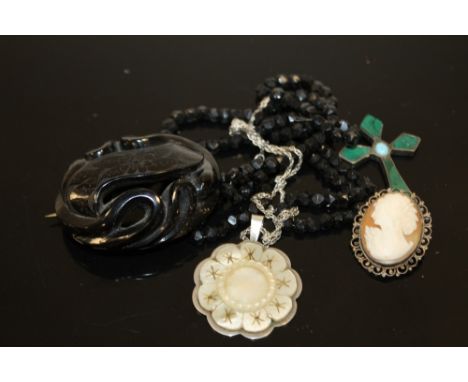 A BAG OF VINTAGE JEWELLERY TO INCLUDE JET EXAMPLES