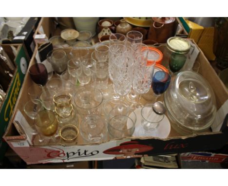 A TRAY OF GLASSWARE TO INCLUDE A HALLMARKED SILVER TOPPED VANITY JAR A/F