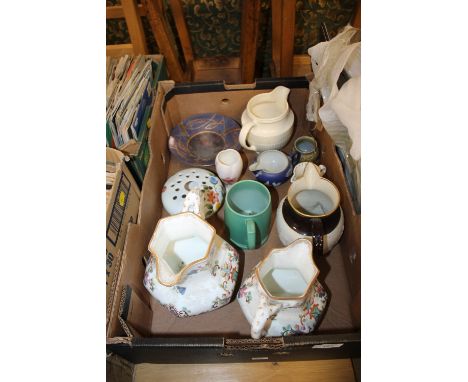 A TRAY OF CERAMICS TO INCLUDE WEDGWOOD KEITH MURRAY MUG, IRISH WADE ETC
