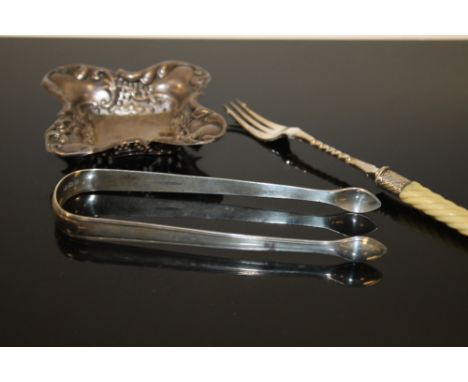 A PAIR OF HALLMARKED SILVER SUGAR TONGS TOGETHER WITH A PIERCED PIN DISH A/F AND A TOASTING FORK 
