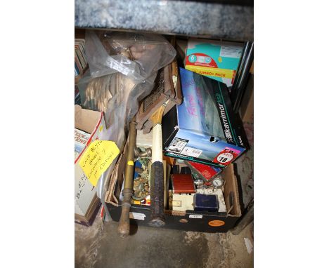 A TRAY OF COLLECTABLES AND SUNDRIES TO INCLUDE A HIP FLASK, COMMEMORATIVE EPHEMERA, QUANTITY OF FRIDGE MAGNETS ETC. 