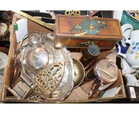 A TRAY OF METALWARE TO INCLUDE A SMALL TRENCH ART VASE, BRASSWARE ETC