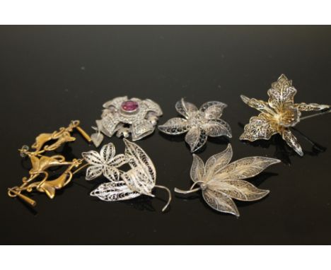 A BAG OF VINTAGE SILVER AND OTHER JEWELLERY