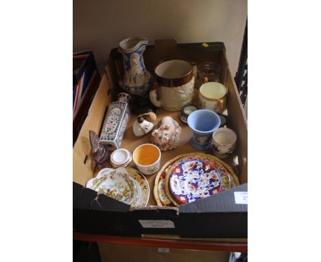 A TRAY OF ASSORTED CERAMICS TO INCLUDE WEDGWOOD JASPERWARE, VINTAGE LOVING CUP ETC