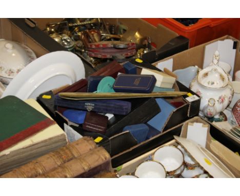 A LARGE QUANTITY OF VINTAGE AND MODERN JEWELLERY BOXES ETC. (EMPTY)