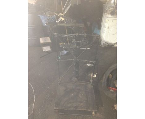 A SET OF CAST IRON INDUSTRIAL SCALES BY W & T AVERY, APPROX H 125 CM, WIDTH OF PLATFORM APPROX 72 CM