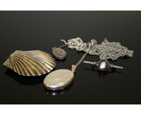 A BAG OF VINTAGE SILVER JEWELLERY TO INCLUDE A LOCKET, SHELL BROOCH ETC..