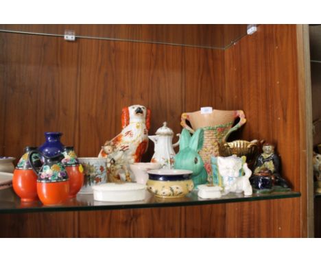 A COLLECTION OF ASSORTED VINTAGE CERAMICS TO INCLUDE SHELLEY,  MAJOLICA, CRESTED WARE, AYNSLEY ETC. (18)