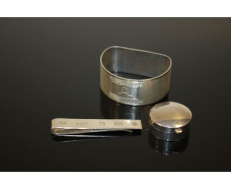 A HALLMARKED SILVER MONEY CLIP, NAPKIN RING AND SMALL SNUFF BOX (3)