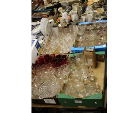 A LARGE QUANTITY OF ASSORTED GLASSWARE TO INCLUDE CRANBERRY STYLE DRINKING GLASSES, TWO PINT GLASS ETC. (4)