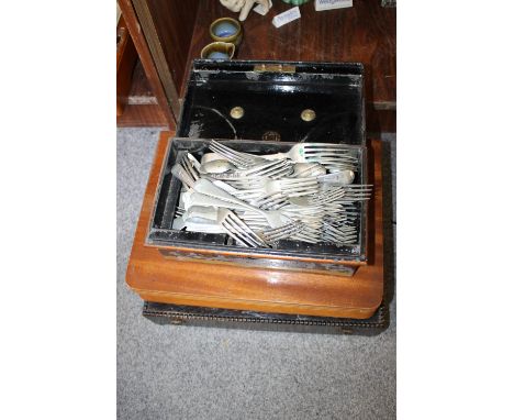 A QUANTITY OF SILVER PLATED FLATWARE ETC. 