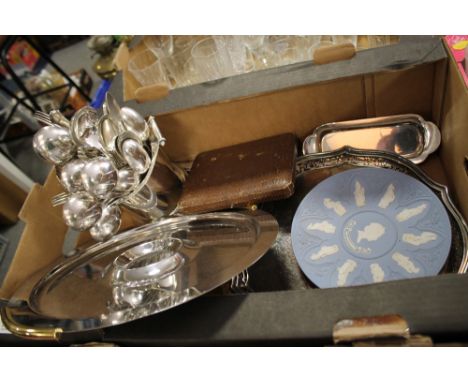 A TRAY OF MOSTLY SILVER PLATED METALWARE TO INCLUDE FLATWARE, SCROLL HANDLED WINE BOTTLE HOLDER, WEDGWOOD PLATE ETC