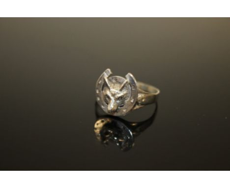 A SILVER HUNTING INTEREST RING WITH HORSE SHOE AND FOX HEAD DETAIL   
