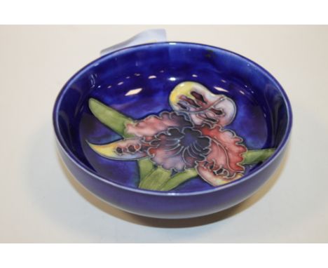 A SMALL VINTAGE FLORAL MOORCROFT BOWL 