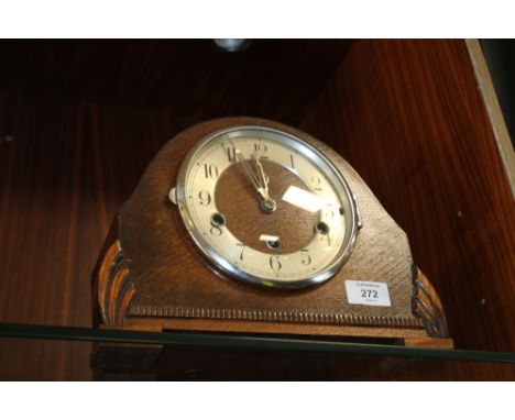 A VINTAGE OAK MANTLE CLOCK