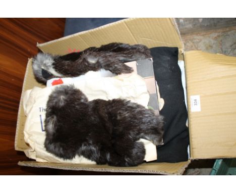 A SMALL QUANTITY OF VINTAGE CLOTHING TO INCLUDE A PAIR OF FUR GLOVES 