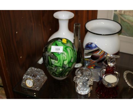 A SMALL QUANTITY OF ART GLASS TO INCLUDE AN UNUSUAL GREEN SWIRL PATTERN VASE ETC. 