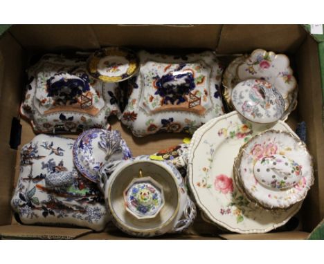 A TRAY OF VINTAGE FLORAL CERAMICS ETC.  