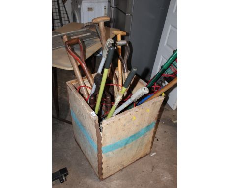 A TEA CRATE OF GARDEN TOOLS TO INCLUDE A BOSCH ELECTRIC HEDGE TRIMMER