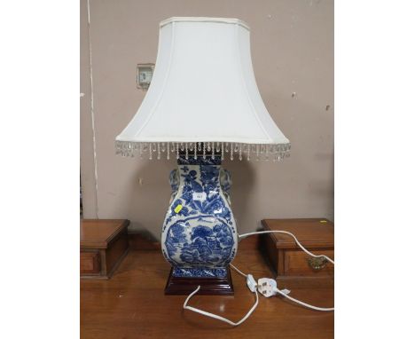 A LARGE MODERN BLUE AND WHITE TABLE LAMP AND SHADE OVERALL H-79 CM