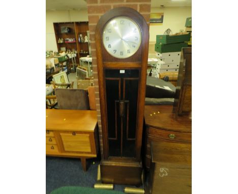 A 1920/30'S OAK LONGCASE CLOCK WITH TRIPLE WEIGHT AND PENDULUM H-192 CM