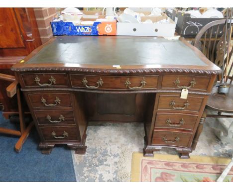 AN EARLY MAHOGANY CHIPPENDALE STYLE TWIN PEDESTAL DESK WITH NINE DRAWERS W-117 CM