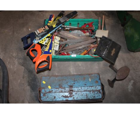 A TRAY OF ASSORTED TOOLS TO INCLUDE SAWS, TOGETHER WITH A TOOLBOX AND CONTENTS