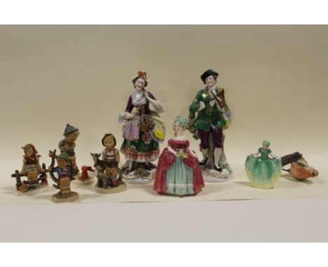 A COLLECTION OF ASSORTED FIGURES TO INCLUDE A PAIR OF FIGURES WITH GOLD ANCHOR BACKSTAMPS - DAMAGED, ROYAL DOULTON &amp; GOEB
