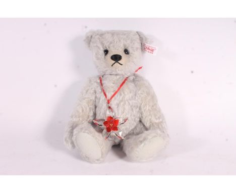 Steiff 681103 Swarovski Bear 2007 Poinsettia, 25cm, limited edition number 3007, with certificate of authenticity, with bag.