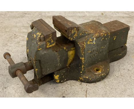 A vintage bench mounting engineers vice by Woden with automatic release. Max jaw length 12.5cm. 