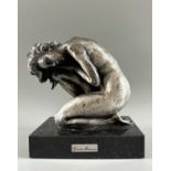 Mariani, Guido (1950-2021), Figur knieender Akt, silberfarbene Bronze, Studio 3