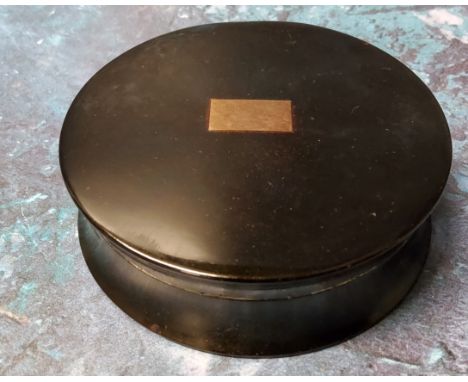 An early 19th century tortoiseshell circular snuff box, the cover with rectangular cartouche, 6cm diam, c.1820 
