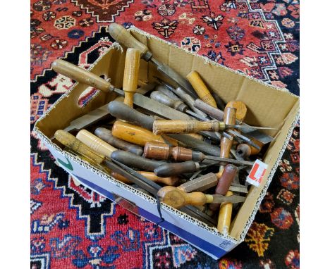 Tools - a good quantity of late 19th century and later woodworking chisels 